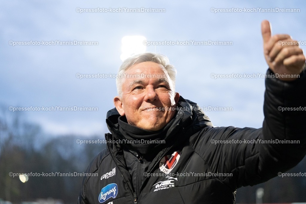 xYDR2802250101012 | 28.02.2025, xydrx, Fußball, Viktoria Köln - 1.FC. Saarbrücken, 3.Liga, Sportpark Höhenberg, Saison 2024 2025: Olaf Janßen (Cheftrainer Viktoria Köln) DFB regulations prohibit any use of photographs as image sequences and or quasi-video.