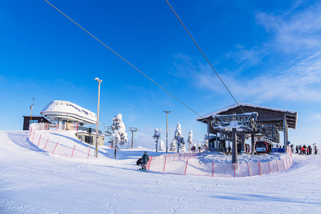 Landschaft mit Schnee und Seilbahnstation im Winter in Ruka, Finnland | Landschaft mit Schnee und Seilbahnstation im Winter in Ruka, Finnland.