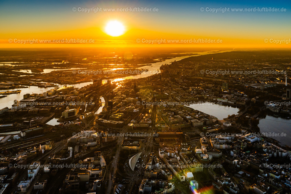 Hamburg_Sonnenuntergang_Elbphilharmonie_ELS_6914180225 | HAMBURG 18.02.2025 Stadtansicht am Ufer des Flußverlaufes der Elbe in Hamburg, Deutschland. Weiterführende Informationen bei: HamburgMusik gGmbH - Elbphilharmonie und Laeiszhalle Betriebsgesellschaft. // City view on the banks of the Elbe river in Hamburg, Germany. Further information at: HamburgMusik gGmbH - Elbphilharmonie und Laeiszhalle Betriebsgesellschaft. Foto: Martin Elsen