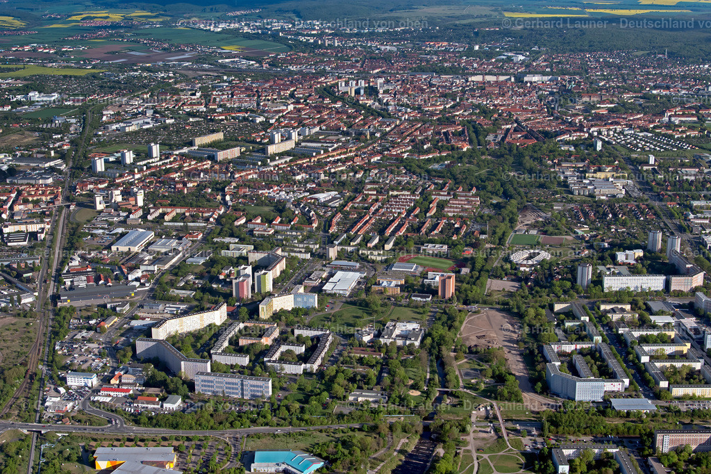 4026049 | ERFURT 06.05.2020 Hochhäuser im Wohngebiet einer industriell gefertigten Plattenbau- Siedlung an der Moskauer Straße im Ortsteil Moskauer Platz in Erfurt im Bundesland Thüringen, Deutschland. // Skyscrapers in the residential area of industrially manufactured settlement on Moskauer Strasse in the district Moskauer Platz in Erfurt in the state Thuringia, Germany. Foto: Gerhard Launer
