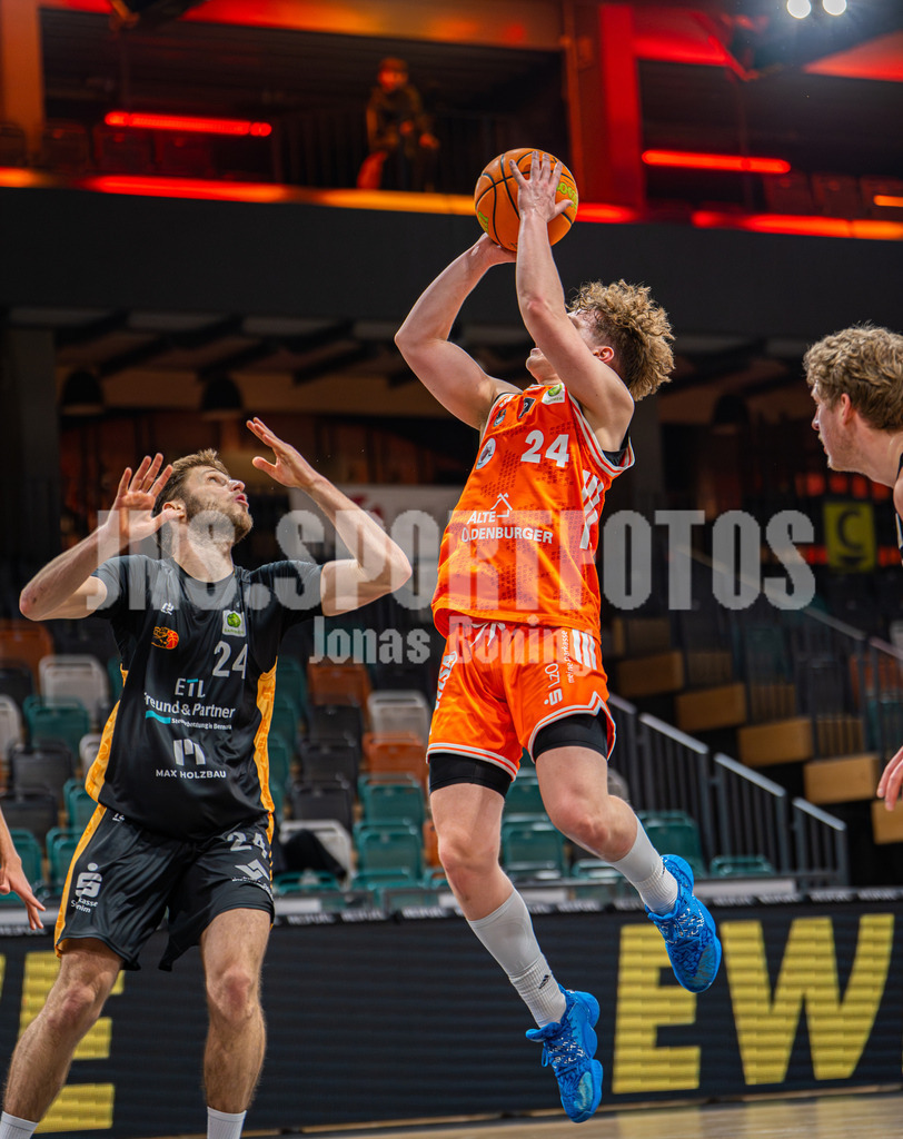 Basketball I Herren I Saison 2025-2026 I ProB Nord I 18. Spieltag I Rasta Vechta II - LOK Bernau-10 | Roy Krupnikas (24,Rasta Vechta II) gegen Guy Artman Nahmias (24,LOK Bernau) - Realisiert mit Pictrs.com