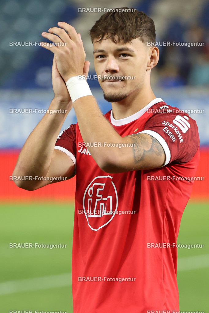 SV Wehen Wiesbaden - Rot-Weiss Essen | Wiesbaden, Deutschland, 22.08.2025Jannik Hofmann  (Rot-Weiss Essen) klatscht zu den Fanswährend des drittliga Spiels zwischen SV Wehen Wiesbaden und Rot-Weiss Essen am 22.08.2025 in der BRITA-Arena in Wiesbaden. (Foto von Timo Bluhmki-Schmidt/Brauer Fotoagentur