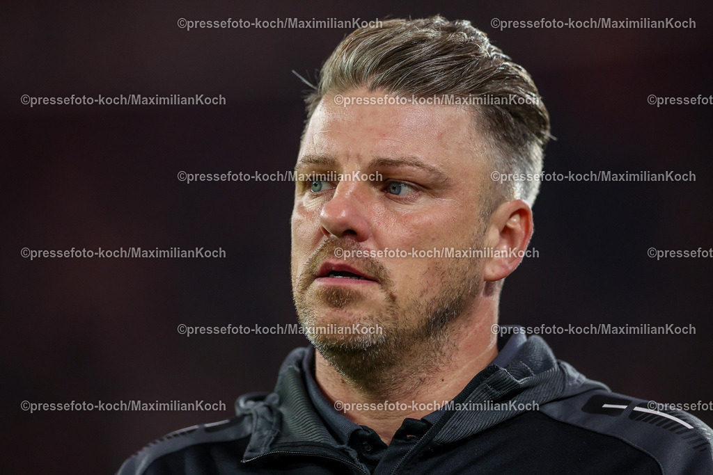 Due0911240109602108 | 09.11.2024, Fußball, Fortuna Düsseldorf - SC Paderborn 07, 2. Bundesliga, Merkur Spiel-Arena, Saison 2024 2025: Trainer Lukas Kwasniok (Cheftrainer Paderborn) DFB regulations prohibit any use of photographs as image sequences and or quasi-video.