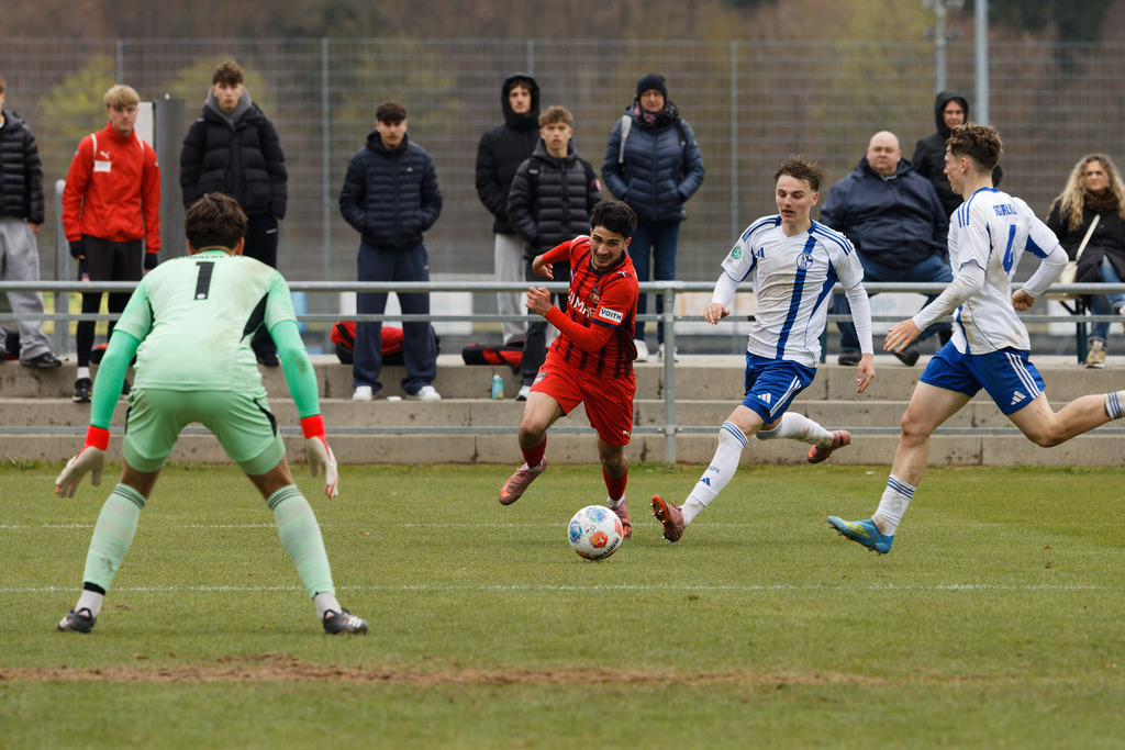 20260412-FCHS04_215 | 1.FC Heidenheim 1846 vs. FC Schalke 04, Fußball, U19, A-Junioren, NWL, U19-DFB-Nachwusliga, 2025/2026, 8. Spieltag, 12.04.2026 in Heidenheim, Walter-Birkhold-Jugendstadion (Foto: Michael Bulling) - Realisiert mit Pictrs.com