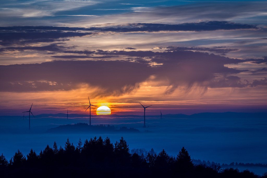 Windräder in der untergehenden Sonne | Nebelstimmung bei den Fischerbacher Nillhöfen - Realisiert mit Pictrs.com