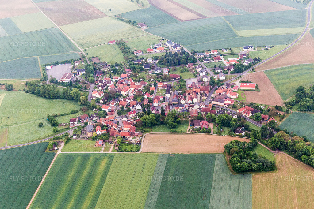 Luftbild: Ortsansicht im Ortsteil Bischwind in Dingolshausen im Bundesland Bayern in Deutschland. Foto: IMG_099729.jpg vom 25.05.2017 durch Werner Riehm/FLY-FOTO.de