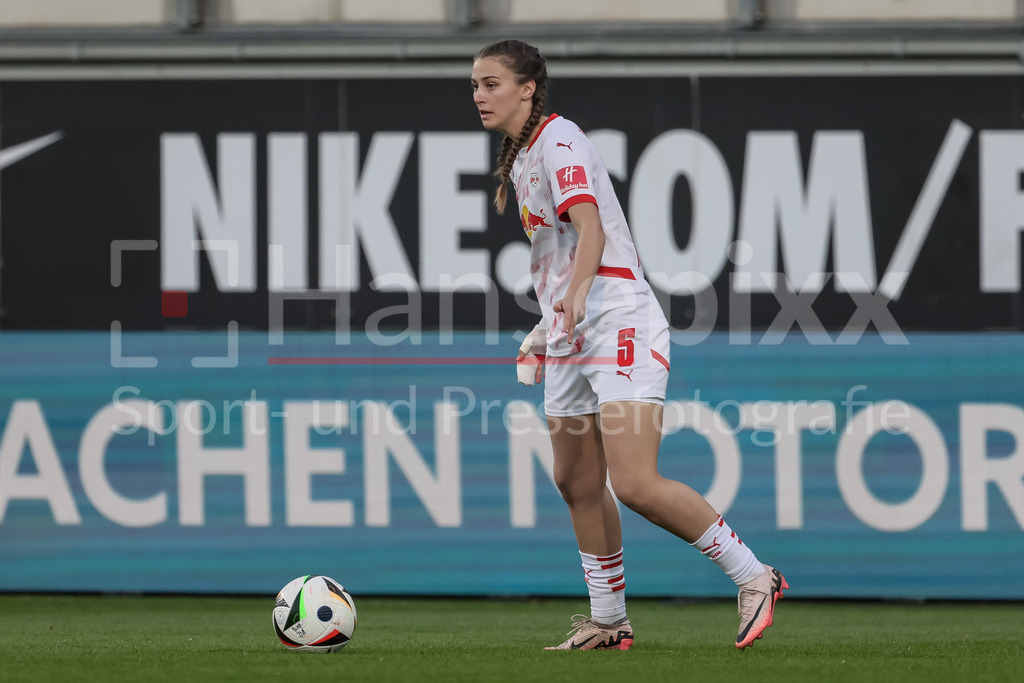 Fussball, Google Pixel Frauen-Bundesliga, VfL Wolfsburg - RB Leipzig | v.li.: Julia Magerl (RB Leipzig, 5) am Ball, Freisteller, Einzelbild, Ganzkörper, Aktion, Action, Spielszene, DIE DFB-RICHTLINIEN UNTERSAGEN JEGLICHE NUTZUNG VON FOTOS ALS SEQUENZBILDER UND/ODER VIDEOÄHNLICHE FOTOSTRECKEN. DFB REGULATIONS PROHIBIT ANY USE OF PHOTOGRAPHS AS IMAGE SEQUENCES AND/OR QUASI-VIDEO.