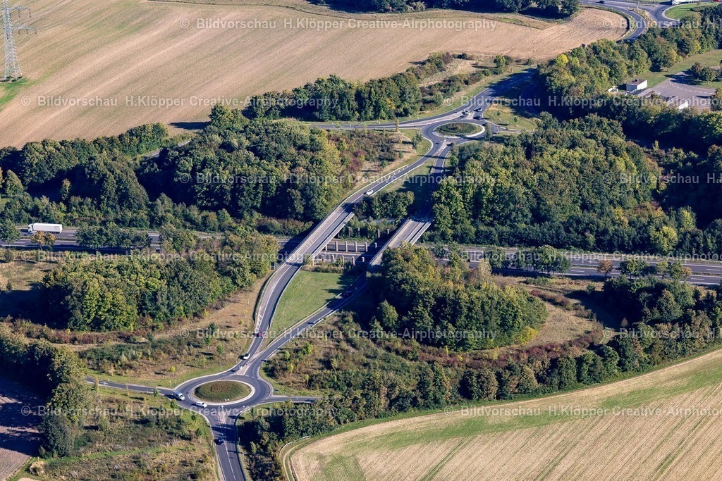 Lufbilder Jülich-5886 | Streckenführung und Fahrspuren im Verlauf der Autobahn- Brücke der BAB A" 44 /B56 " an der Straße A44 in Jülich im Bundesland Nordrhein-Westfalen, Deutschland - Realisiert mit Pictrs.com