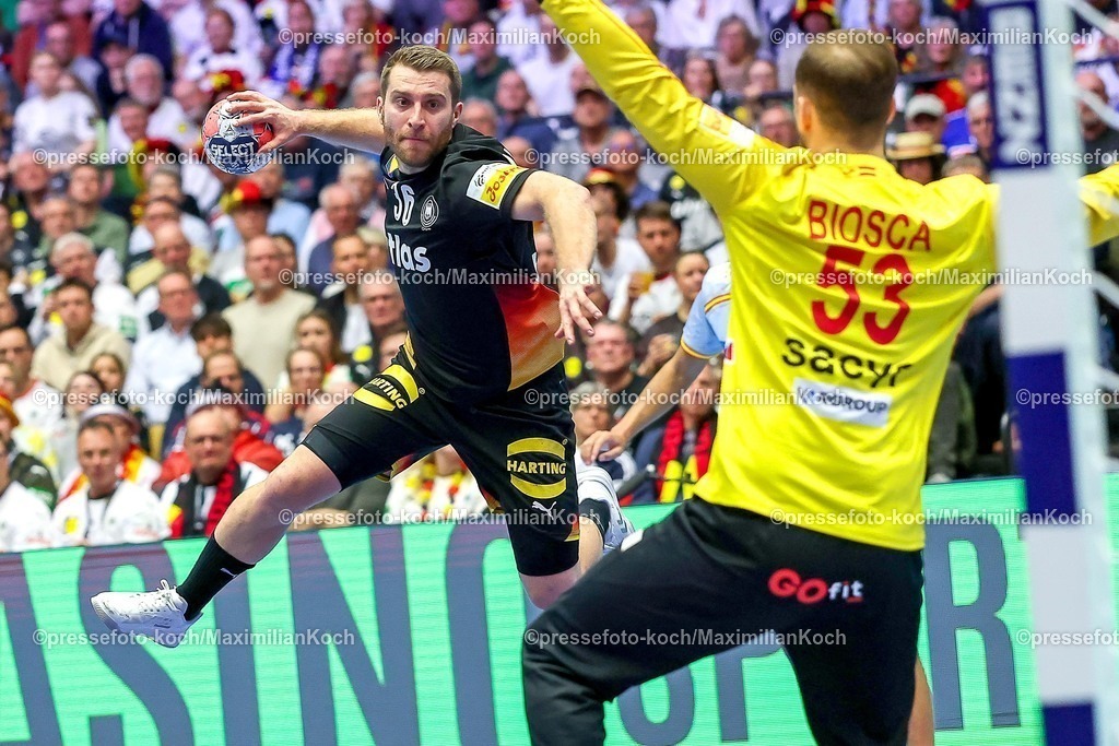 EHF19012602060 | 19.01.2026, Handball, Men's EHF EURO 2026, Deutschland - Spanien, Jyske Bank Boxen in Herning, Dänemark, Preliminary Round:  Lukas Mertens (Germany #36) wirft auf das Tor von  Ignacio Biosca García (Espania #53) 