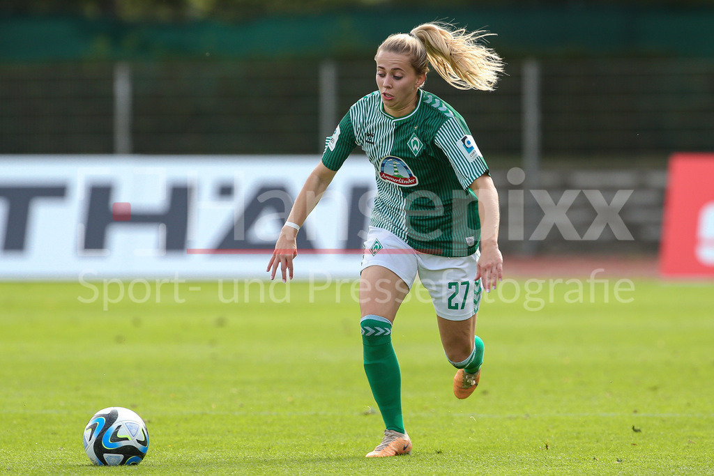 Fussball, Google Pixel Frauen-Bundesliga, SV Werder Bremen - TSG 1899 Hoffenheim | v.li.: Nina Lührßen (SV Werder Bremen, 27) Freisteller, Einzelbild, Ganzkörper, Aktion, Action, Spielszene, DIE DFB-RICHTLINIEN UNTERSAGEN JEGLICHE NUTZUNG VON FOTOS ALS SEQUENZBILDER UND/ODER VIDEOÄHNLICHE FOTOSTRECKEN. DFB REGULATIONS PROHIBIT ANY USE OF PHOTOGRAPHS AS IMAGE SEQUENCES AND/OR QUASI-VIDEO.
