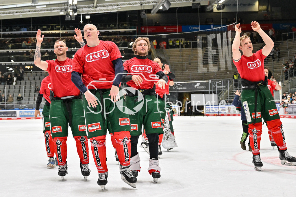 Augsburger Panther - Nürnberg Ice Tigers | Das Team der Augsburger Panther feiert zusammen mit den Fans den Heimsieg gegen Nuernberg / DEL: Augsburger Panther - Nuernberg Ice Tigers, Curt Frenzel Stadion am 06.12.2024