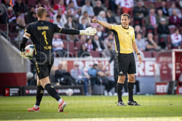 German Bundesliga,  1. FC Koeln - Bayer 04 Leverkusen, 25.04.2026 | KOELN, GERMANY - APRIL 25, 2026 :  Keeper Marvin Schwaebe (Schwabe / Schwäbe / 1. FC Koeln, 1) and Referee Robert Hartmann (Wangen im Allgaeu) gestures during the German Bundesliga match on gameday 31 between 1. FC Koeln - Bayer 04 Leverkusen at RheinEnergieSTADION on April 25, 2026 in Koeln, Germany. DFL REGULATIONS PROHIBIT ANY USE OF PHOTOGRAPHS AS IMAGE SEQUENCES AND/OR QUASI-VIDEO.