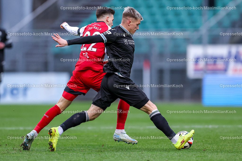 FCVK21122401012 | 21.12.2024, Fußball, FC Viktoria Köln – SV Sandhausen, 3.Liga, Sportpark Höhenberg, Saison 2024 2025: Said El Mala (Viktoria Köln #22) im Zweikampf gegen David Otto (Sandhausen #17)DFB regulations prohibit any use of photographs as image sequences and or quasi-video.