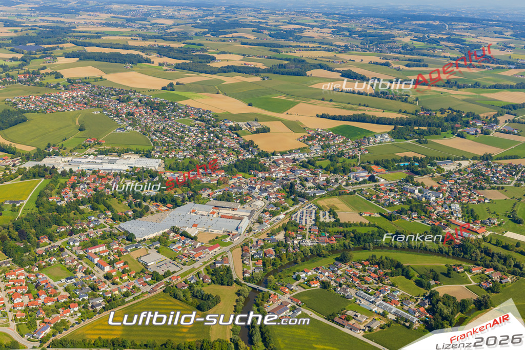 Luftaufnahme der Stadt Ruhstorf an der Rott - Die Luftaufnahme wurde 2025 vom UL-Flugzeug heraus erstellt ( keine Drohne ) - Hochauflösende Luftaufnahme - für professionelle Ausdrucke geeignet. Die Geschenkidee !Mit Lizenz und Bildrechte bestellbar