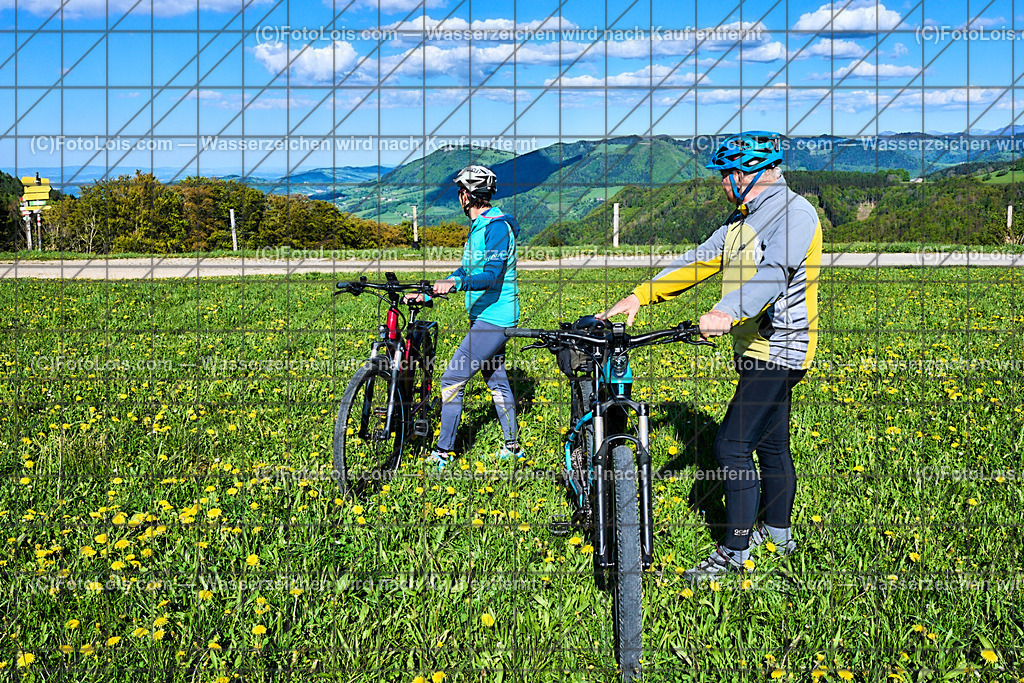 ALP4701_Ortbauer-Kraxenberg_Mountainbiker_Schagerl | (C)FotoLois.com, Alois Spandl. Mountainbike beim Ortbauer am Kraxenberg, die Schagerls aus Bründl, Sa 27. April 2024.