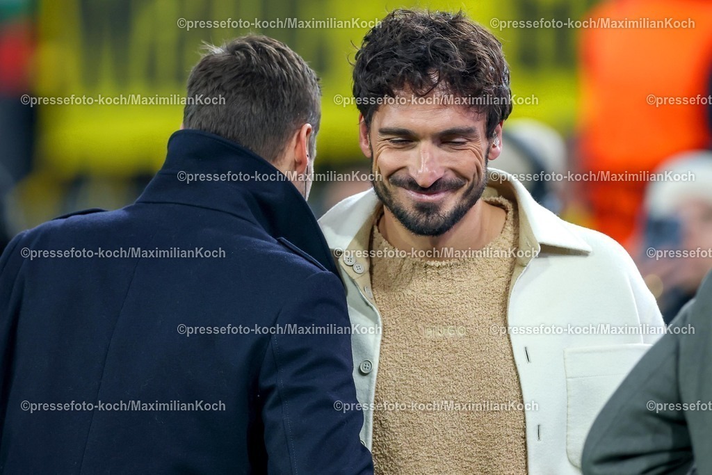 UCL25112501034 | 25.11.2025, Fußball, UEFA Champions League, Borussia Dortmund - FC Villarreal, BVB Stadion, 5. Spieltag, Saison 2025 2026: Sportdirektor Sebastian Kehl (BVB #sk) umarmt Moderator Experte Mats Julian Hummels im Interview  Regulations prohibit any use of photographs as image sequences and or quasi-video.