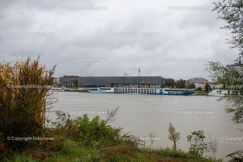 Linz_ Urfahr_ Hochwasserschutz_ 13.09.2024-27 | 13.09.2024, Linz, AUT, Urfahr, Hochwasser, im Bild Vorbereitung Hochwasserschutz Donaulaende Linz Urfahr, Donau, Schiff