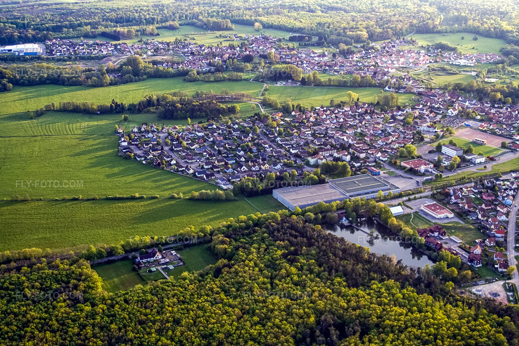 Aerial view: View of the town from the northeast, showing Weber industries in Mertzwiller in the state Bas-Rhin, France. – Photo: IMG_10696.jpg taken on 05/04/2008 by Werner Riehm/FLY-FOTO.com – Resolution of the original: 3456 x 2304 px