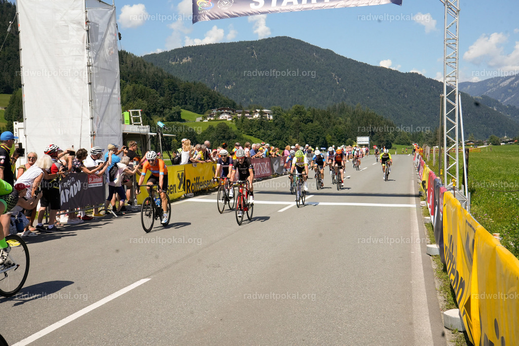678_20230817_Bewerb_Maenner_Muehlanger | AUT - OESTERREICH, 2023-08-16: SPORT RENNRAD-FAHREN - 55. INTERNATIONALER RADWELTPOKAL IN ST. JOHANN IN TIROL  - Vintage-Radrennen mit WM-Bronze-Medaillen-Siegerin Christina Schweinberger, den Teilnehmer und Alexander Baumann (vom Orginastions-Team) - TAG 2 BEWERB MAENNER IN SECHS GRUPPEN  ; Foto: Roland Muehlanger