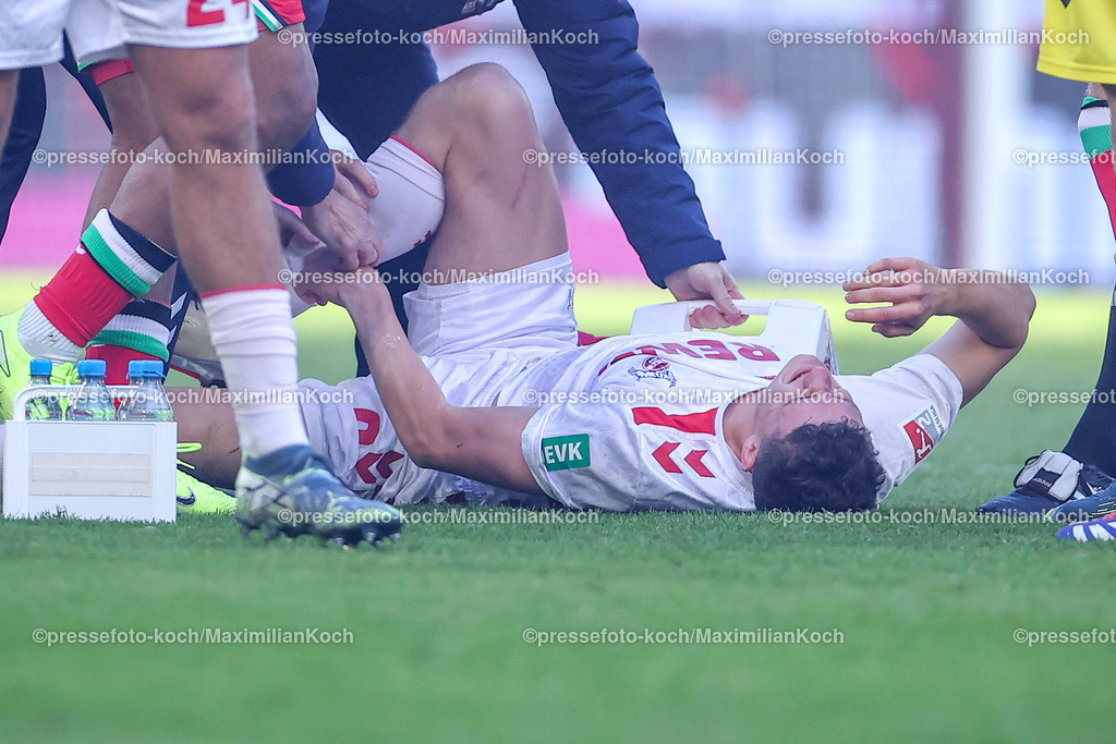 1FC30112402143 | 30.11.2024, Fußball, 1. FC Köln - Hannover 96, 2. Fußball Bundesliga, RheinEnergieSTADION, Saison 2024 2025: Eric Martel (1.FC Köln #6) liegt mit Schmerzen verletzt auf dem Spielfeld und muss nach dem Rot Foul medizinisch behandelt werden.DFB regulations prohibit any use of photographs as image sequences and or quasi-video.