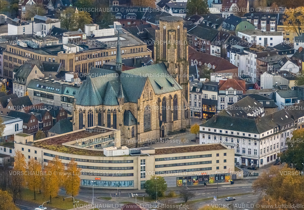 Gelsenkirchen231103426-2 | Luftbild, Propsteikirche St. Urbanus katholische Kirche, umgeben von herbstlichen Laubbäumen, Einkaufszentrum Am Dom, Linden Karree - ehemaliges Kaufhaus Althoff, Buer, Gelsenkirchen, Ruhrgebiet, Nordrhein-Westfalen, Deutschland