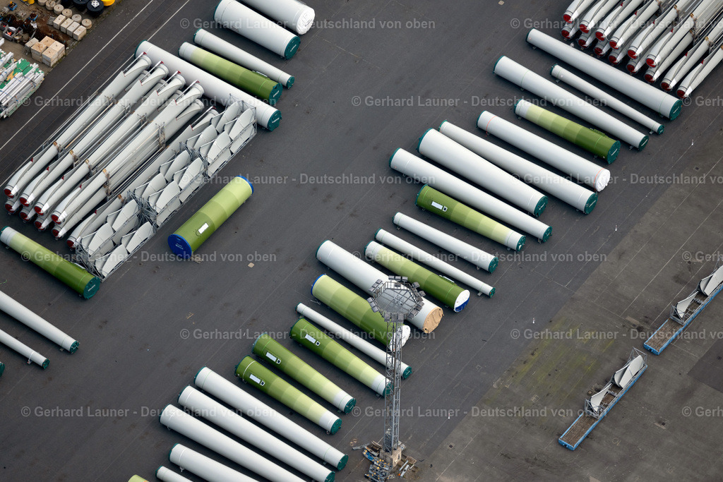 4038519 | EMDEN 09.08.2020 Werksgelände zur Herstellung der Baugruppen und Module für WEA Windenergieanlagen und Windradsegmenten Zum Südkai in Emden im Bundesland Niedersachsen, Deutschland. Weiterführende Informationen bei: Bettels Betonfertigteile GmbH,  Götze Stahl- und Anlagentechnik GmbH. // Factory site for the production of assemblies and modules for wind turbines and wind turbine segments in Emden in the state Lower Saxony, Germany. Further information at: Bettels Betonfertigteile GmbH,  Goetze Stahl- und Anlagentechnik GmbH. Foto: Gerhard Launer