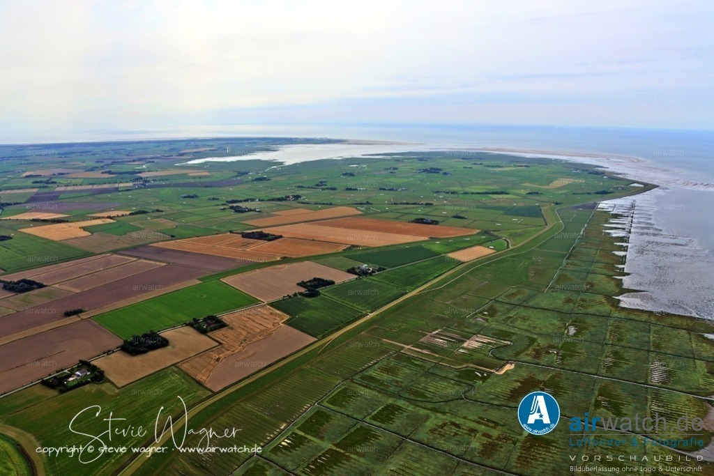 Luftbilder Neu-Augustenkoog | Neu-Augustenkoog liegt im Bereich des ehemaligen Augustenkoog, der 1611 von Johann Clausen Rollwagen eingedeicht wurde und nach Augusta von Dänemark, der Gemahlin des damaligen Herzogs Johann Adolf, benannt wurde.