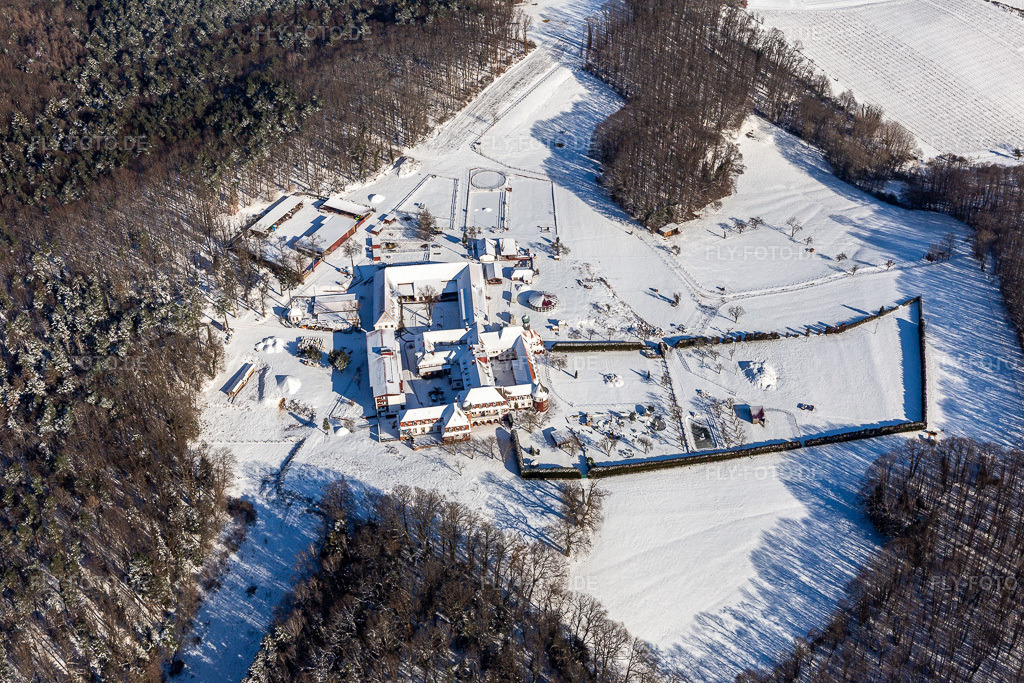 Luftbild: Winterluftbild im Schnee vom Kloster Liebfrauenberg in Bad Bergzabern im Bundesland Rheinland-Pfalz in Deutschland. Foto: IMG_124399.jpg vom 11.02.2021 durch Werner Riehm/FLY-FOTO.de