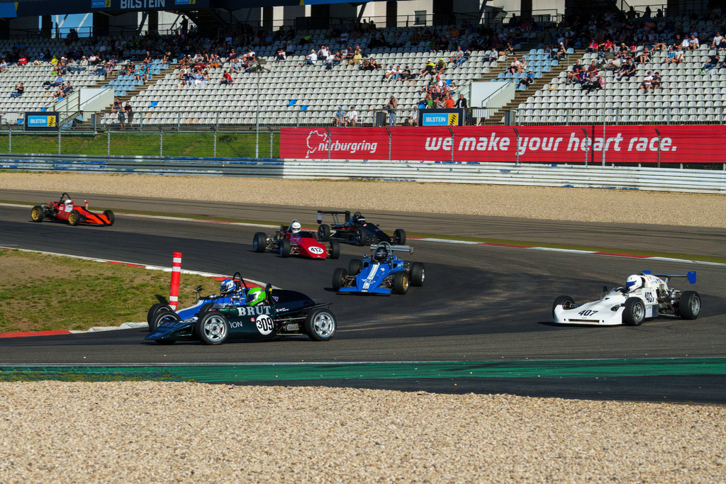 Belmot Oldtimer Grand Prix 2024 | 10.08.2024 Belmot Oldtimer Grand Prix 2024, Nürburgring,Deutschland, Bild: Formel V im Castrol-S, #309 Mark Spanboek im Formel Vau Kaimann, #407 Markus Theuer im Lola T324, #402 Marco Wittkuhn im Royale RP9 - Realisiert mit Pictrs.com