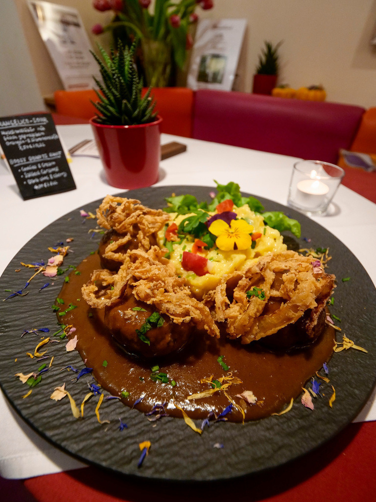 Vegan | Ludwigsburg - Vor mehr als vier Jahren hat in Ludwigsburg ein rein veganes Restaurant eröffnet - V-Bandits am Kaffeeberg. Im Bild: Vleischküchle (mit Absicht mit V geschrieben) - Realisiert mit Pictrs.com