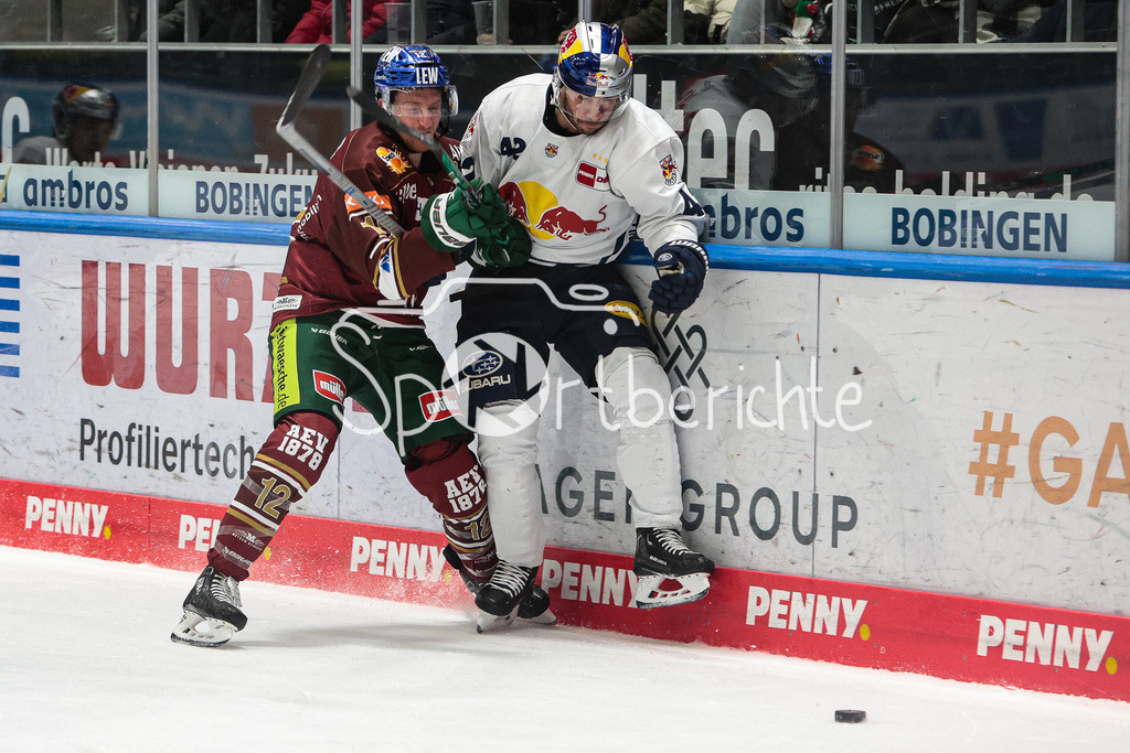 Augsburger Panther - EHC Red Bull München | Mirko SACHER (AEV #12) im duell mit Patrick HAGER (RBM #52)