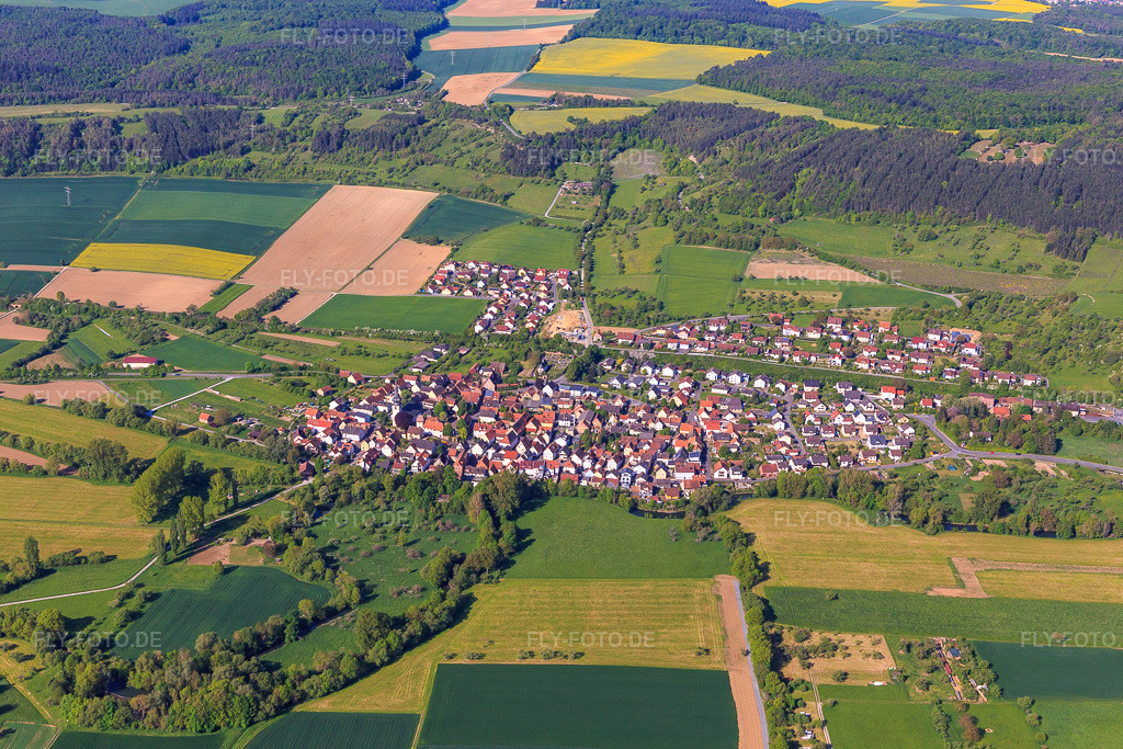 Luftbild: Ortübersicht aus Westen im Ortsteil Hochhausen in Tauberbischofsheim im Bundesland Baden-Württemberg in Deutschland. Foto: IMG_146566.jpg vom 10.05.2025 durch Werner Riehm/FLY-FOTO.de