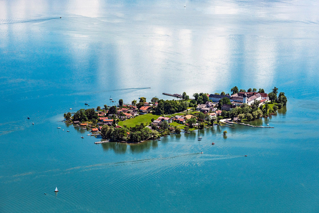 _0021306.jpg | CHIEMSEE 09.05.2021 Fraueninsel in Chiemsee im Bundesland Bayern, Deutschland mit der Abtei der Benediktinerinnen Frauenwörth. // Fraueninsel in the Chiemsee in the state of Bavaria, Germany with the abbey of the Benedictine women Frauenwoerth. 
