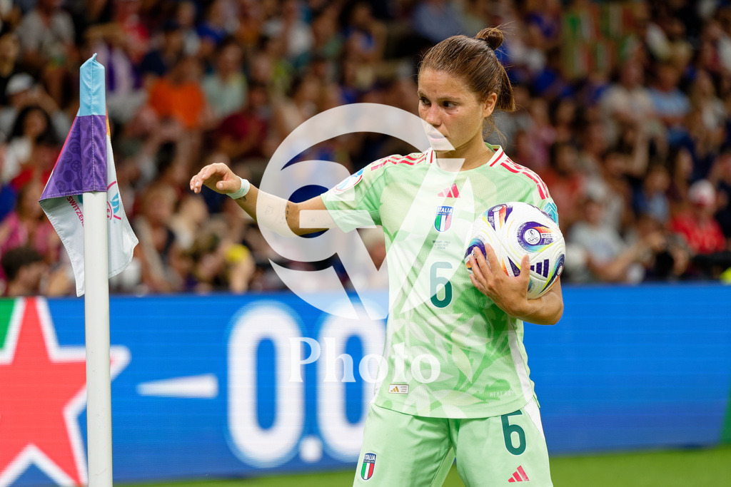 Norway v Italy - UEFA Women's EURO 2025 Quarter-Final | GENEVA, SWITZERLAND - JULY 16: Manuela Giugliano of Italy gestures  during the UEFA Women's EURO 2025 Quarter-Final match between Norway and Italy at Stade de Geneve on July 16, 2025 in Geneva, Switzerland. (Photo by Giuseppe Velletri/Sports Press Photo/Getty Images)