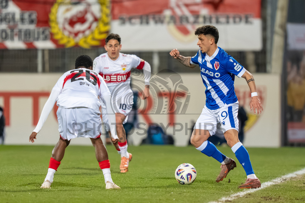 VfB Stuttgart II vs. FC Energie Cottbus, Fussball, 3.Liga, 27. Spieltag, Saison 2025/2026, 03.03.2026 | Jannis Boziaris (FC Energie Cottbus, #19) am Ball,VfB Stuttgart II vs. FC Energie Cottbus, Fussball, 3.Liga, 27. Spieltag, Saison 2025/2026, 03.03.2026Foto: photosbyphips/Philip Ziegler