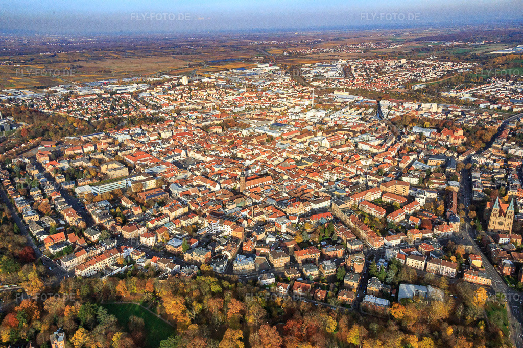Luftbild: Stadtübersicht aus Südwesten in Landau in der Pfalz im Bundesland Rheinland-Pfalz in Deutschland. Foto: IMG_085104.jpg vom 08.11.2015 durch Werner Riehm/FLY-FOTO.de
