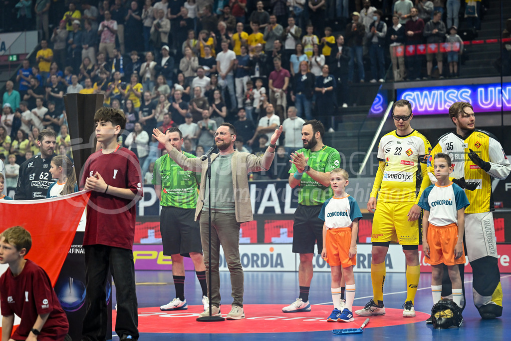 Zug United - HC Rychenberg - 25. April 2026 | Der ehemalige Spitzen-Unihockeyspieler Rinaldo Walser singt die Nationalhymne am L-UPL Superfinal-Spiel zwischen Zug United und HC Rychenberg am 25. April 2026 in der BCF Arena, Fribourg, Schweiz.Bild: Sportfotografie Markus Aeschimann | www.markus-aeschimann.ch - Realisiert mit Pictrs.com