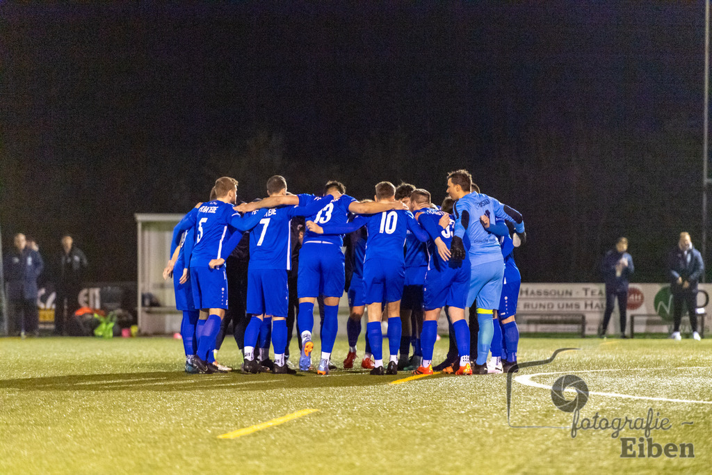 FC Rastede-FC Hude | Herren Bezirksliga; FC Rastede (blau)-FC Hude (grau) am 27.03.2024; in Rastede (Sportanlage Köttersweg), Photo: Philip Eiben 2024 - Realisiert mit Pictrs.com