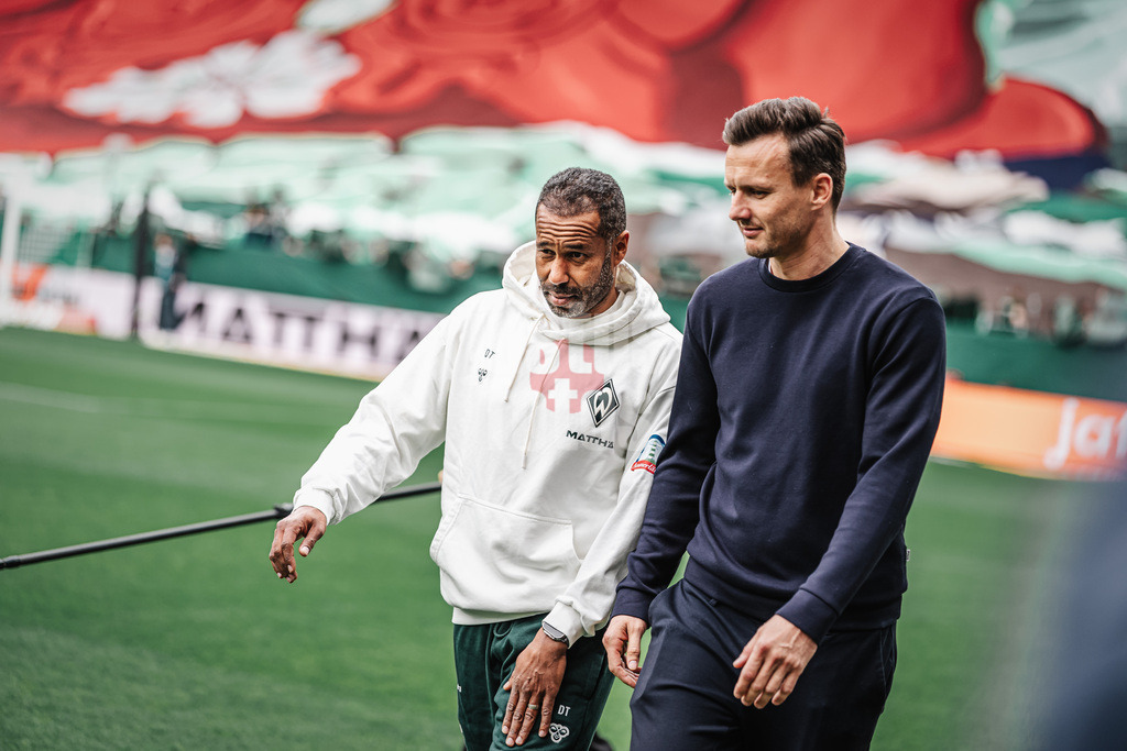 Fußball | Männer | Saison 2025/2026 | 1. Fußball-Bundesliga | 30. Spieltag | SV Werder Bremen vs. Hamburger SV | 18.04.2026 | v.l. Trainer Daniel Thioune (SV Werder Bremen) und Claus Costa (HSV)