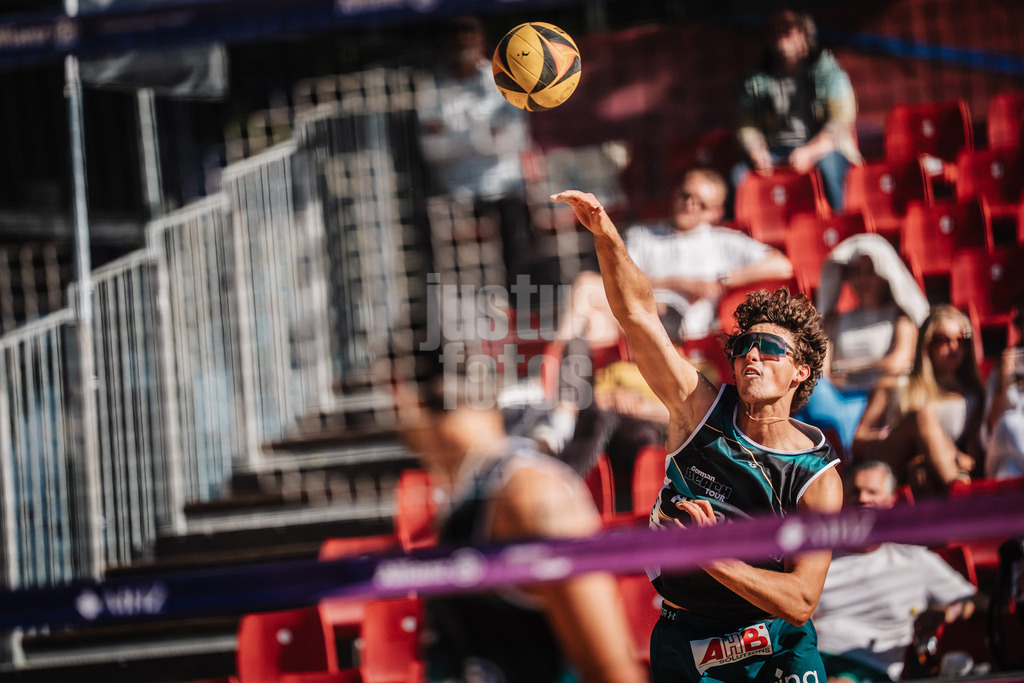 Beachvolleyball | Männer | Allianz German Beach Tour 2025 | Tourstop Düsseldorf | 15.05.2025 | Hennes Nissen beim Aufschlag