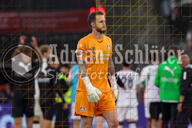 Bayer 04 Leverkusen vs Borussia Mönchengladbach - Bundesliga  | Leverkusen, Deutschland, 21.09.25:   Mark Flekken (Bayer 04 Leverkusen) schaut waehrend des Spiels der Bundesliga zwischen  Bayer 04 Leverkusen vs Borussia Mönchengladbach in der BayArena(Foto von Brauer-Fotoagentur / Adrian Schlueter)