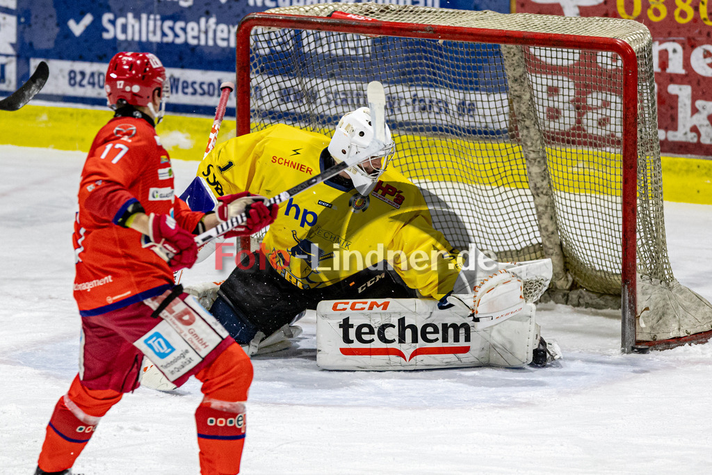 EC Peiting vs Stuttgart REBELS SEC | Eishockey Oberliga Süd 2023/2024, EC Peiting vs Stuttgart REBELS SEC, 20231219,
Torchance Samuel PAYEUR (ECP 17),
2023-12-19 in Peiting (Eisstadion)
1 Jonas GÄHR (REBELS Goalie 1), 17 Samuel PAYEUR (ECP 17)
Copyright: WolfgangxLindner