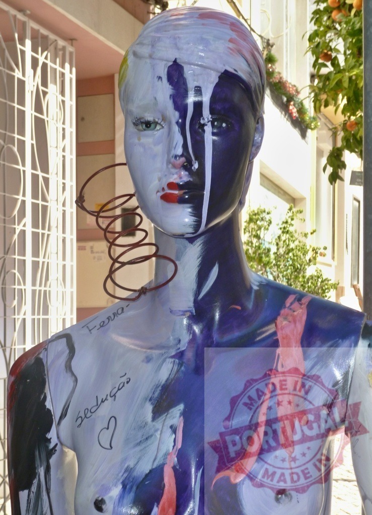 Painted mannequin promoting artistic and urban creativity | Mannequin display featuring abstract paint and street art style in an urban setting - Realisiert mit Pictrs.com