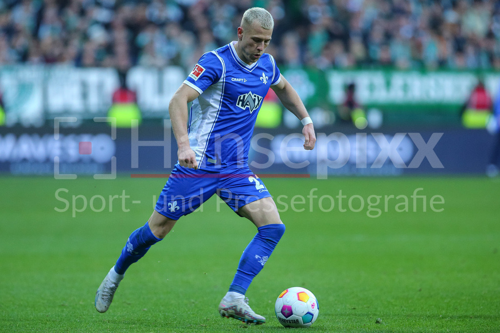 Fussball, Bundesliga, SV Werder Bremen - SV Darmstadt 98 | v.li.: Tim Skarke (SV Darmstadt 98, 27) am Ball, Einzelbild, Ganzkörper, Aktion, Action, Spielszene, DIE DFL-RICHTLINIEN UNTERSAGEN JEGLICHE NUTZUNG VON FOTOS ALS SEQUENZBILDER UND/ODER VIDEOÄHNLICHE FOTOSTRECKEN. DFL REGULATIONS PROHIBIT ANY USE OF PHOTOGRAPHS AS IMAGE SEQUENCES AND/OR QUASI-VIDEO.