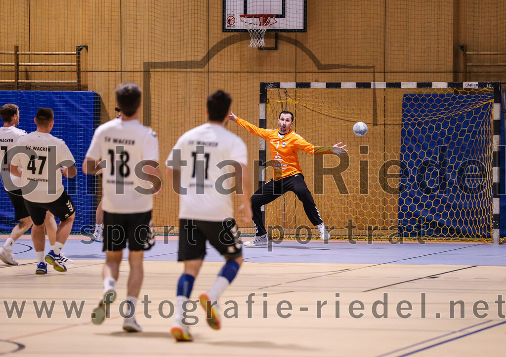 2025-02-15_024_SpVgg_Altenerding_gegen_SVW_Burghausen | Erding, Deutschland, 15.02.2025:Handball, Bezirksoberliga Männer 2024 / 2025, 16. Spieltag, SpVgg Altenerding gegen SVW Burghausen, Endergebnis: 32:31Christian Schreyer (SVW Burghausen, #47), Torwart Almin Bojic (SVW Burghausen, #1)Foto: Christian Riedel / fotografie-riedel.net
