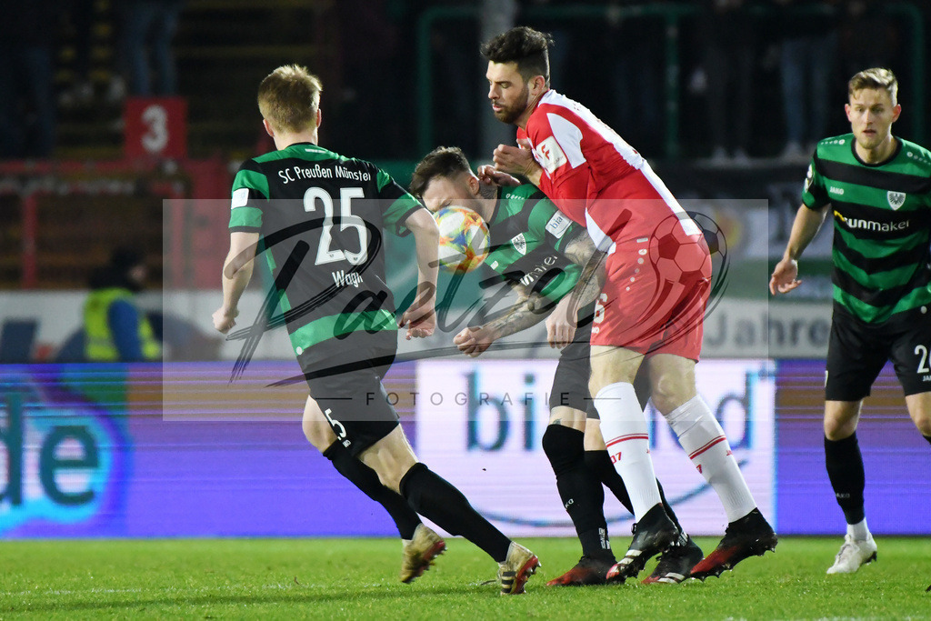 20200214_SCPFWK_0041 | Fussball, Herren: Jan Loehmannsroeben (SC Preussen Muenster) und Luca Pfeiffer (FC Wuerzburger Kickers) im Zweikampf waehrend des Spiels der 3. Liga zwischen SC Preussen Muenster und FC Wuerzburger Kickers im Preussenstadion am 14.02.2020 in Muenster, Deutschland.DFB / DFL REGULATIONS PROHIBIT ANY USE OF PHOTOGRAPHS AS IMAGE SEQUENCES AND/OR QUASI-VIDEO. - Realisiert mit Pictrs.com