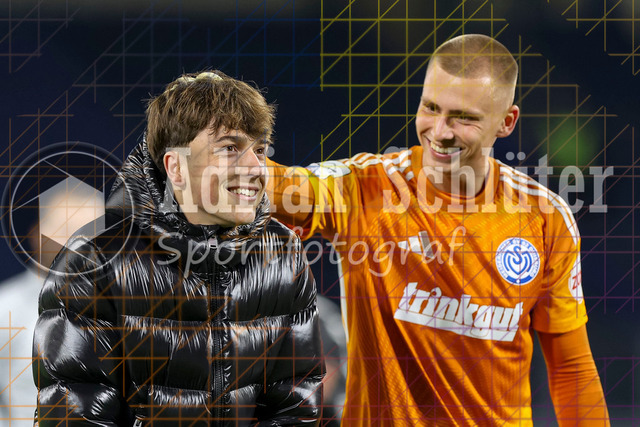 MSV Duisburg vs SV Waldhof Mannheim - 3. Liga | Duisburg, Deutschland, 07.11.25:   Jan-Simon Symalla (MSV Duisburg) und Maximilian Braune (MSV Duisburg) Schlussjubel, jubelt nach dem Sieg waehrend des Spiels der 3. Liga MSV Duisburg vs SV Waldhof Mannheim in der schauinsland-reisen-arena(Foto von Brauer-Fotoagentur / Adrian Schlueter)