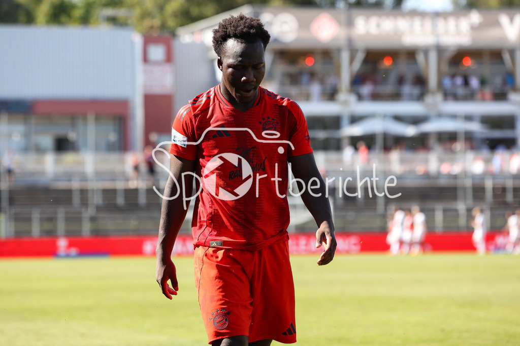 FC Würzburger Kickers - FC Bayern Amateure | Im Bild Nestory IRANKUNDA (FC Bayern München II #7) nach dem Sieg in Wuerzburg / matchwinner / Einzelfoto / Freisteller / Regionalliga Bayern: FC Würzburger Kickers - FC Bayern München II, AKON Arena am 24.08.2024