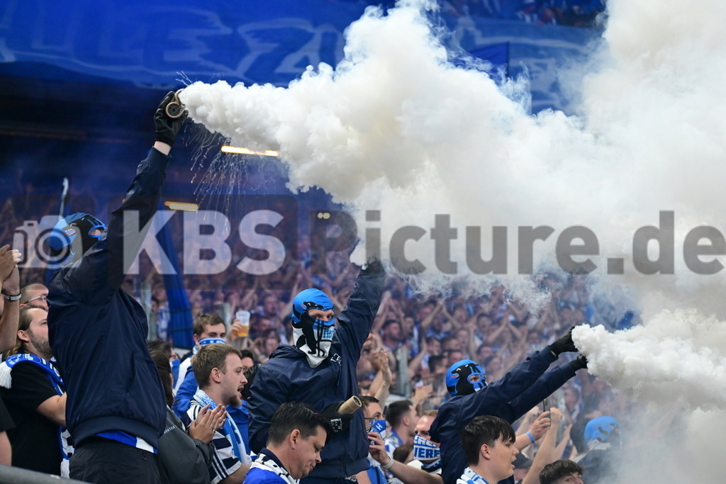 KBS Picture_HSV-HerthaBSC_020 | Hertha BSC Fans mit Bengalo und viel Qualm ,Sportplatz :  Volksparkstadion, - Realisiert mit Pictrs.com