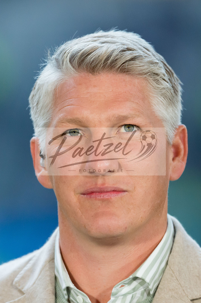 HSVSCF20220419_011 | Fussball, Herren: Bastian Schweinsteiger schaut beim DFB-Pokal-Halbfinalspiel zwischen Hamburger SV und SC Freiburg im Volksparkstadion am 19.04.2022 in Hamburg, Deutschland.DFB / DFL REGULATIONS PROHIBIT ANY USE OF PHOTOGRAPHS AS IMAGE SEQUENCES AND/OR QUASI-VIDEO. - Realisiert mit Pictrs.com